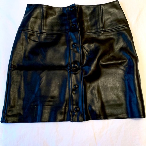 Faux leather Aritzia skirt. Never worn. Runs small - Picture 1 of 3